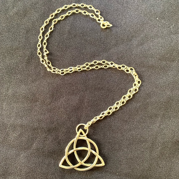 Sterling silver Triquetra pendant and chain - Picture 3 of 3